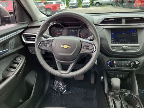 Used 2023 Chevrolet TrailBlazer LS FWD image 10