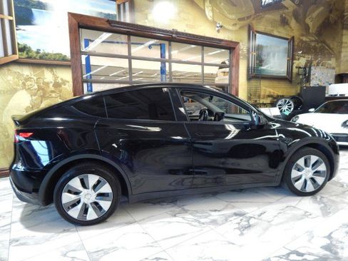 Used 2023 Tesla Model Y AWD image 4