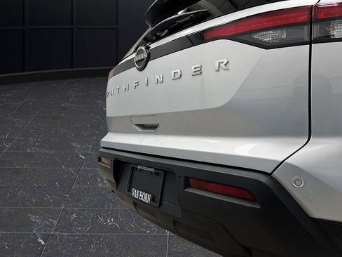 Used 2024 Nissan Pathfinder S image 31