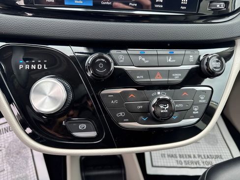 Used 2024 Chrysler Pacifica Touring-L image 19