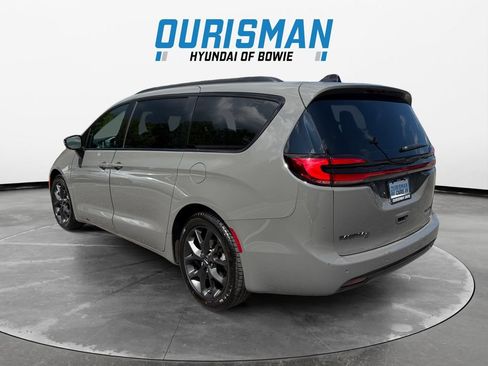 Used 2025 Chrysler Pacifica Limited FWD image 4