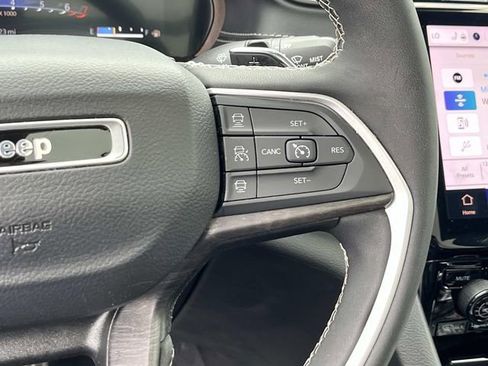 Used 2023 Jeep Grand Cherokee Limited AWD/4WD image 31