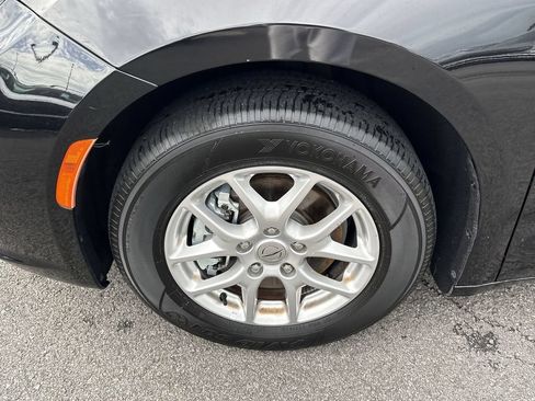 Used 2024 Chrysler Pacifica Touring-L FWD image 16