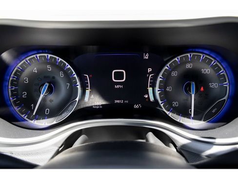 Used 2024 Chrysler Pacifica Touring FWD image 23