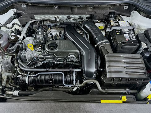 Used 2024 Volkswagen Taos SE image 33