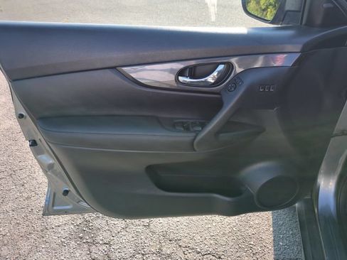 Used 2018 Nissan Rogue SV w/ Premium Package FWD image 12
