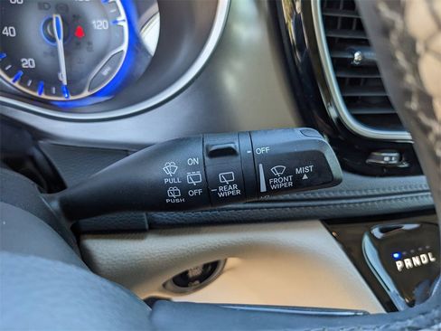 Used 2017 Chrysler Pacifica Limited image 37