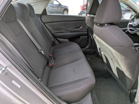 Used 2021 Hyundai Elantra SE image 19