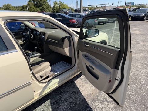Used 2008 Chrysler 300 Touring RWD image 12