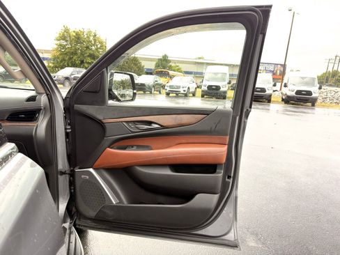 Used 2019 Cadillac Escalade Luxury AWD/4WD image 26