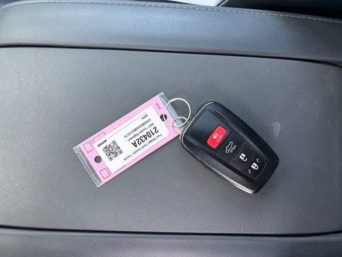Used 2021 Toyota Highlander XLE w/ Protection Package #3 (TMS) AWD/4WD image 46