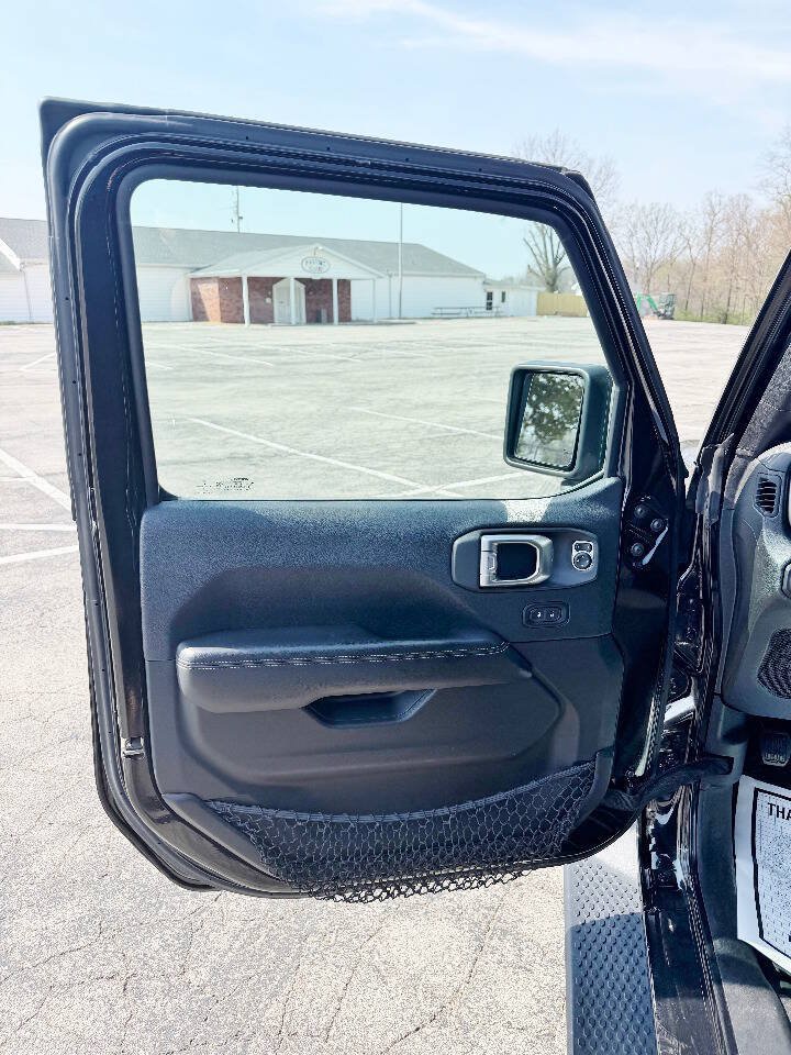 Used 2018 Jeep Wrangler Unlimited Sahara AWD/4WD image 9