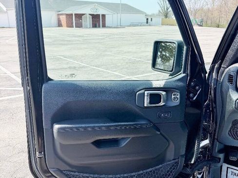 Used 2018 Jeep Wrangler Unlimited Sahara AWD/4WD image 9