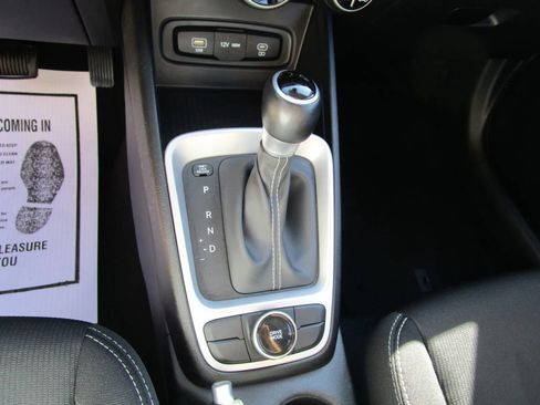 Used 2025 Hyundai Venue SEL FWD image 19