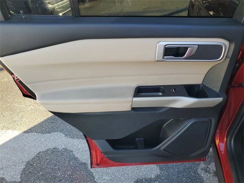 Used 2021 Ford Explorer XLT w/ Equipment Group 202A image 9