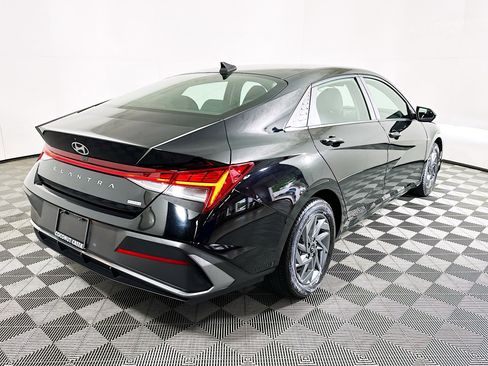 Used 2024 Hyundai Elantra Blue FWD image 3