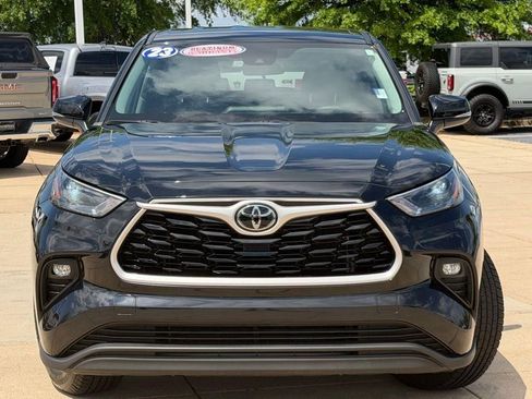 Used 2023 Toyota Highlander LE AWD/4WD image 2