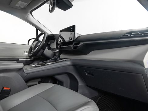 Used 2023 Toyota Sienna XLE image 27