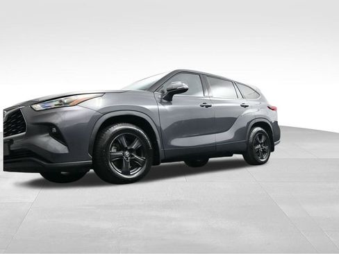 Used 2022 Toyota Highlander LE image 36