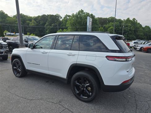 Used 2023 Jeep Grand Cherokee Altitude AWD/4WD image 5