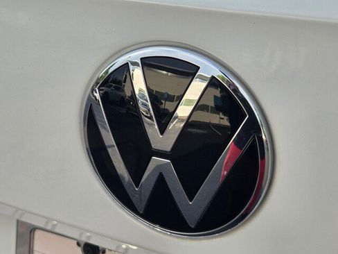 Used 2023 Volkswagen Taos SE w/ Panoramic Sunroof Package FWD image 39