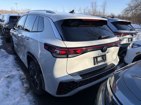 New 2026 Volkswagen Tiguan SEL R-Line image 4