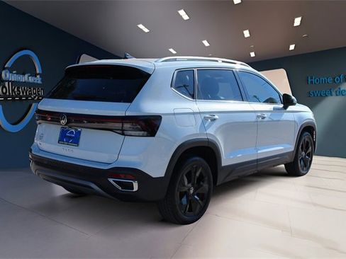 Certified 2025 Volkswagen Taos SE image 5