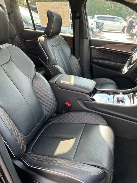 Used 2025 Jeep Grand Cherokee Summit w/ Obsidian Package AWD/4WD image 19