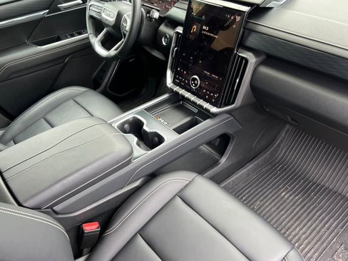 Used 2024 GMC Acadia Elevation image 17