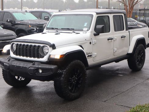 Used 2025 Jeep Gladiator Sport image 5