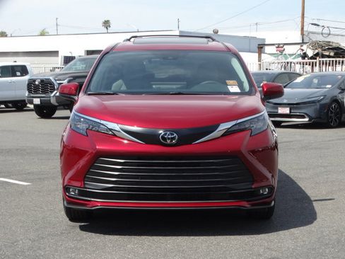 New 2026 Toyota Sienna XLE image 3