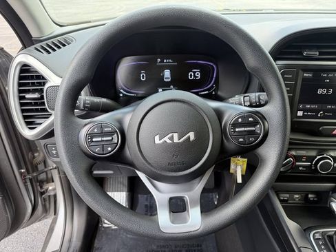 Used 2025 Kia Soul LX w/ LX Technology Package FWD image 15