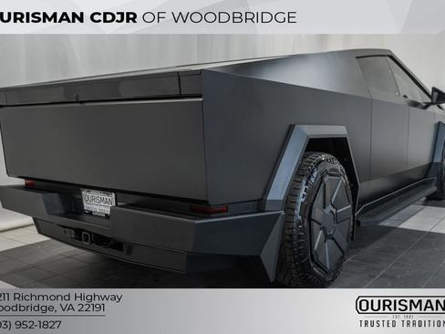 Used 2024 Tesla Cybertruck AWD Crew Cab image 5