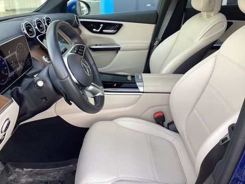 Used 2025 Mercedes-Benz GLC 300 4MATIC image 28