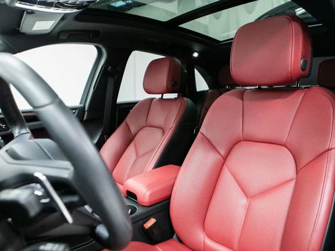 Certified 2025 Porsche Macan image 5