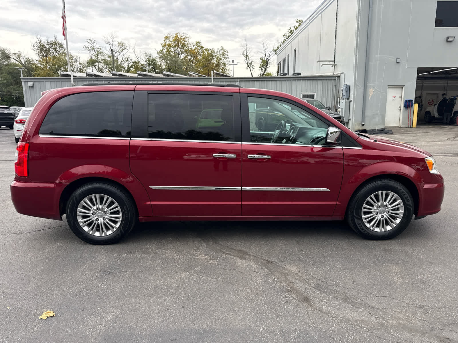 Used 2015 Chrysler Town & Country Touring-L w/ Driver Convenience Group FWD image 2
