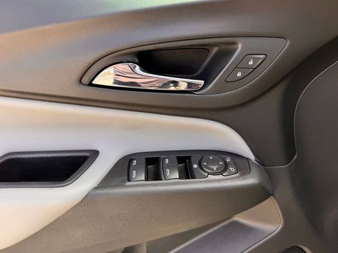 Used 2021 Chevrolet Equinox LS image 35