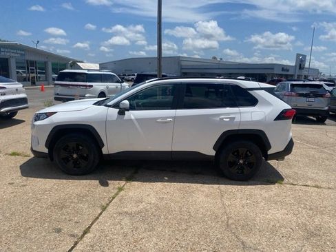 Used 2021 Toyota RAV4 XLE w/ Convenience Package image 3