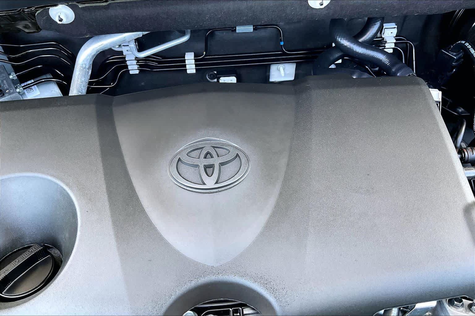 Used 2025 Toyota RAV4 XLE FWD image 28