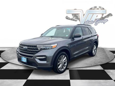 Used 2023 Ford Explorer XLT w/ Equipment Group 202A AWD/4WD image 4