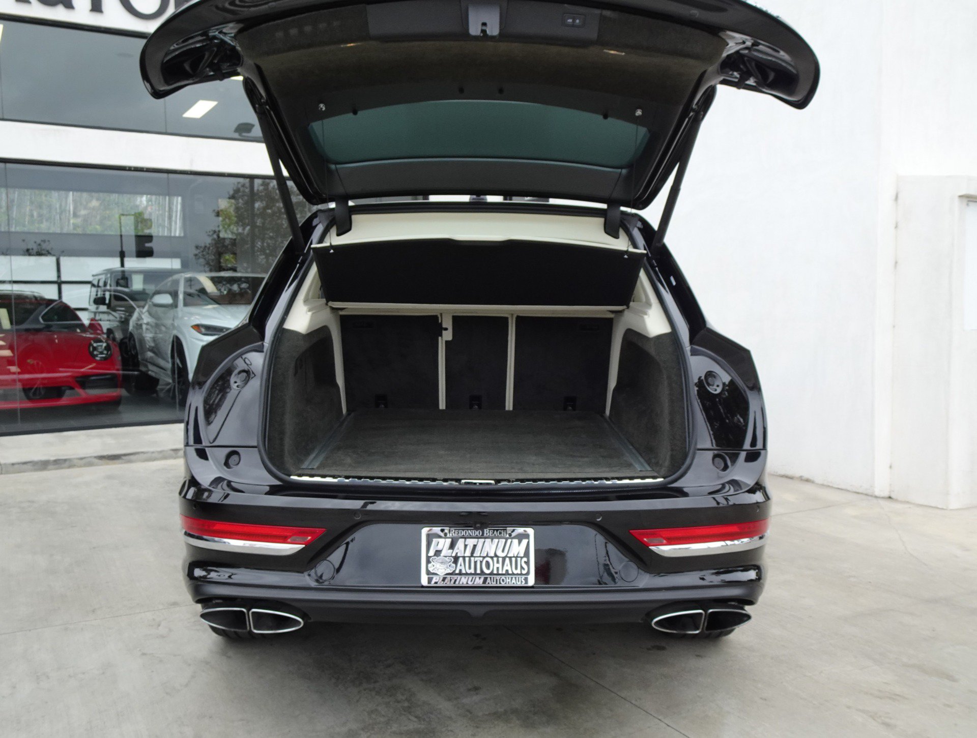 Used 2023 Bentley Bentayga Plug-In Hybrid AWD/4WD image 6