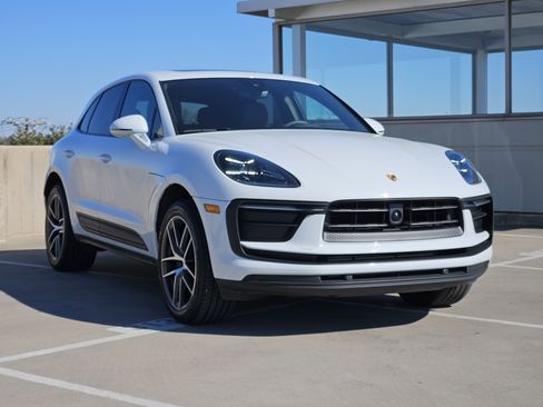 Certified 2025 Porsche Macan image 10