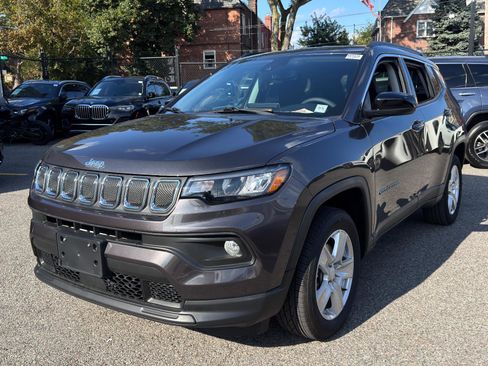 Used 2022 Jeep Compass Latitude image 1