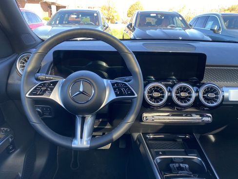 Used 2025 Mercedes-Benz GLB 250 4MATIC image 12