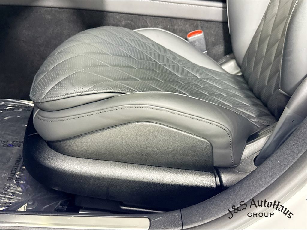 Used 2025 Mercedes-Benz S 580 4MATIC Sedan w/ AMG Line Package image 26