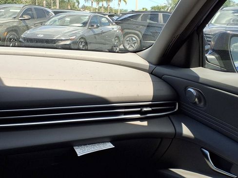 New 2025 Hyundai Elantra SEL image 17