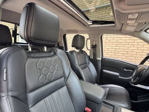 Used 2024 Nissan Frontier SL w/ Technology Package AWD/4WD image 6