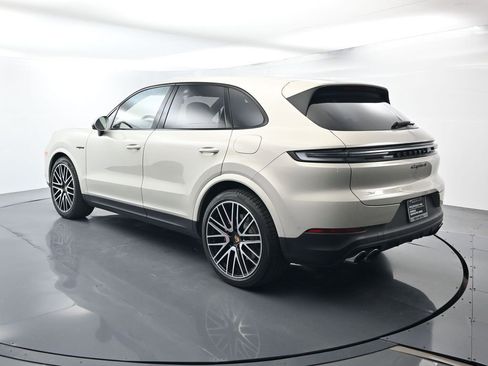 Certified 2026 Porsche Cayenne S AWD/4WD image 3