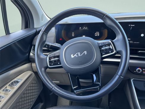 Used 2025 Kia Carnival FWD image 25