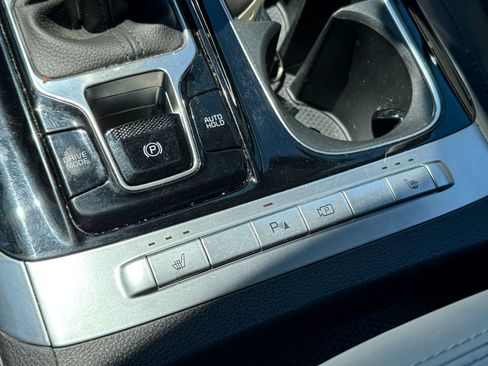Used 2024 Kia Carnival EX FWD image 25